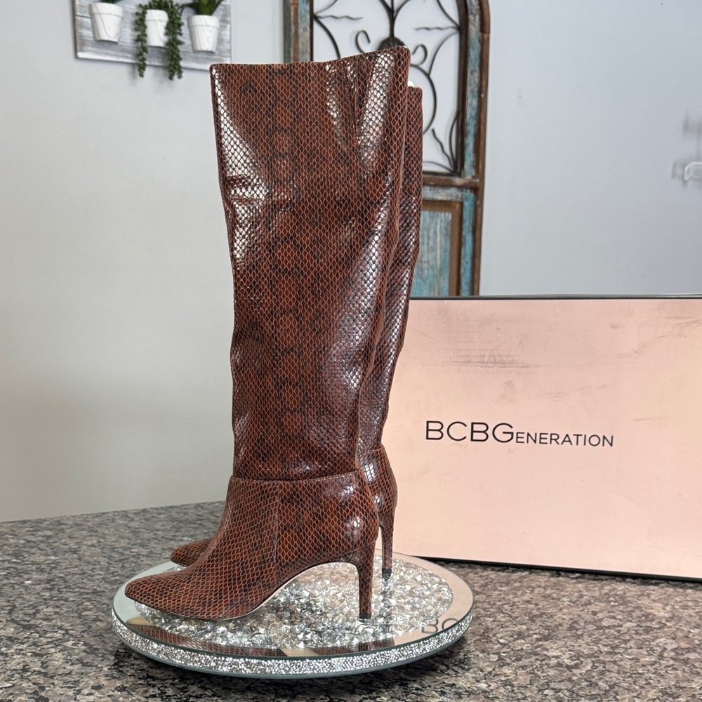 BCBGeneration Miriness snakeskin Textured Heel Boots NWT 5.5